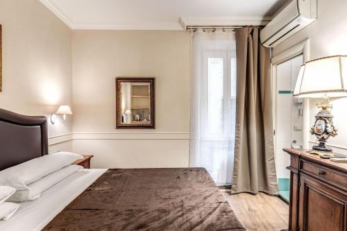 Aurelius Ponte Sant'Angelo Rooms - Self Check-in - Tap to explore photos