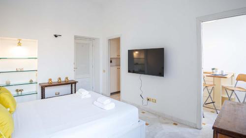 EasyTopStay - Colonna Guest House - Tap to explore photos