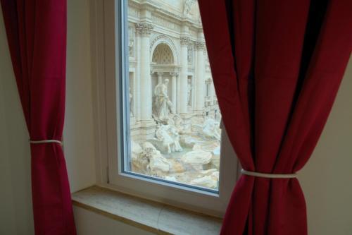 Fontana di Trevi sweet apartment - Tap to explore photos