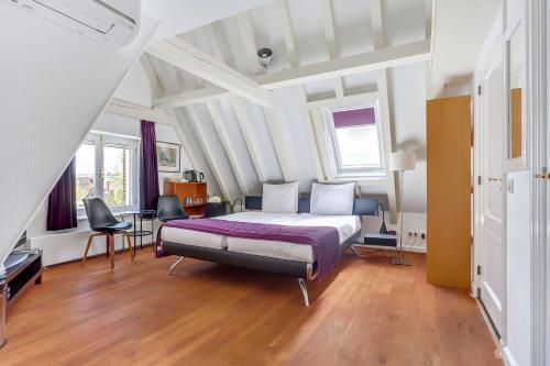 City-centre, Canal-house, luxurious , stylish bedroom, ensuite bathroom - Tap to explore photos