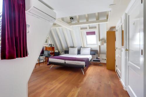 City-centre, Canal-house, luxurious , stylish bedroom, ensuite bathroom - Tap to explore photos
