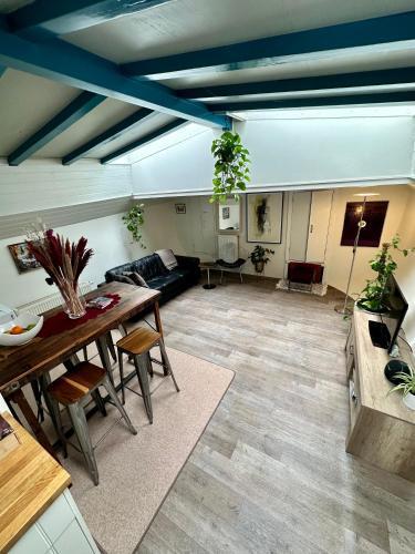 Houseboat in Amsterdam - Tap to explore photos
