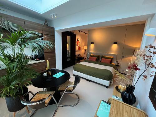 B&B Urban Oasis with Free Parking - Tap to explore photos