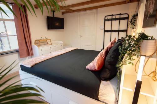 Best Neighbourhood Apartment - Tap to explore photos
