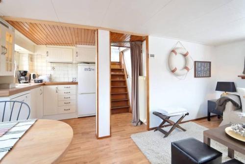 Houseboat Captain's Quarters in Harbour Amsterdam - Tap to explore photos