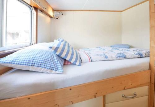 Houseboat Captain's Quarters in Harbour Amsterdam