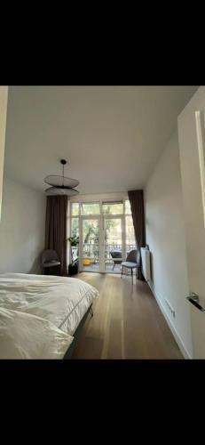 Fully renovated two bedroom apartment in the centre of Amsterdam - Tap to explore photos