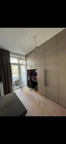 Fully renovated two bedroom apartment in the centre of Amsterdam - Tap to explore photos