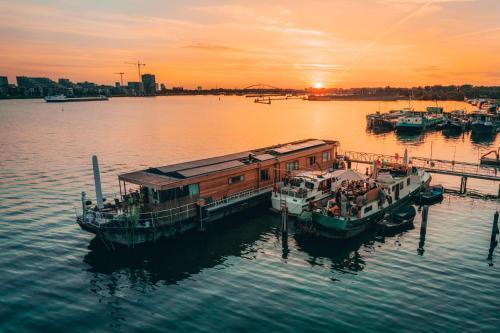 Casey's Lake View House Boat Room Type - King Room with Lake View Casey's Lake View House Boat Room Type - King Room with Lake View