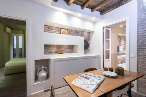 Luxury Fori Imperiali Apartment - Tap to explore photos