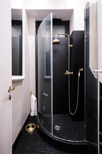 Luxury in Piazza di Spagna - Tap to explore photos