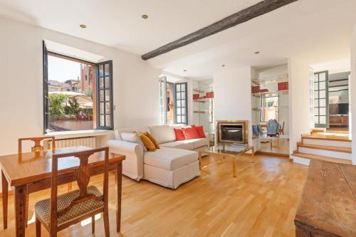 Piede Charming Apartment - Tap to explore photos