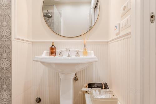 Queen of Rome Luxury Rooms - Tap to explore photos
