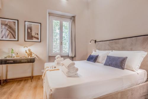 Queen of Rome Luxury Rooms - Tap to explore photos