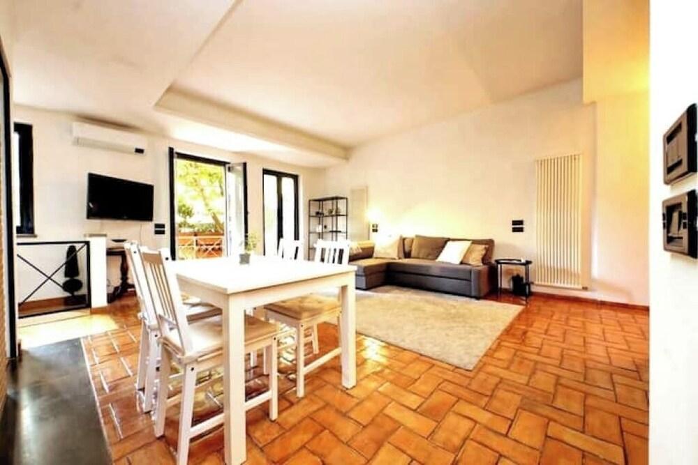 Vatican Luxury Apt with Garden - Tap to explore photos