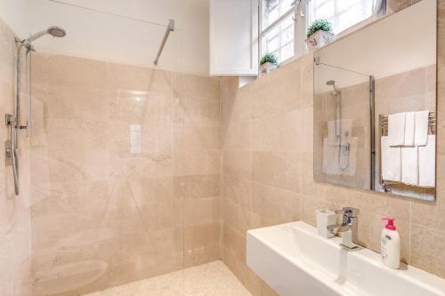 RHH Rome Holiday Home - Tap to explore photos