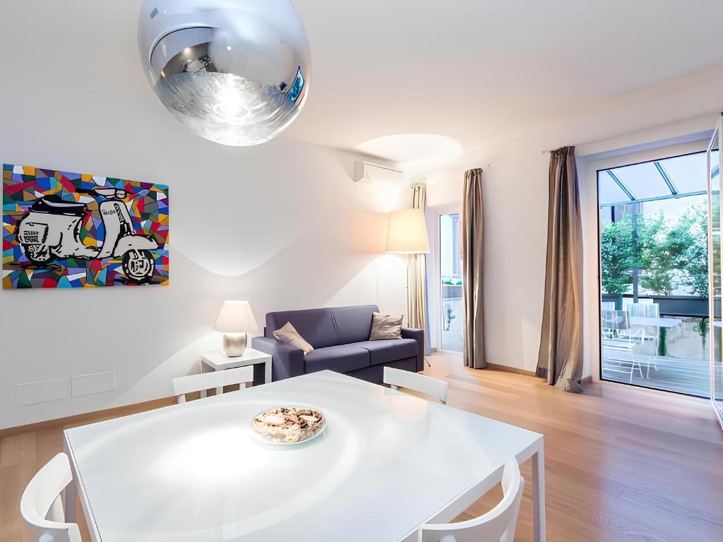 The Apartment at Spanish Steps - Tap to explore photos