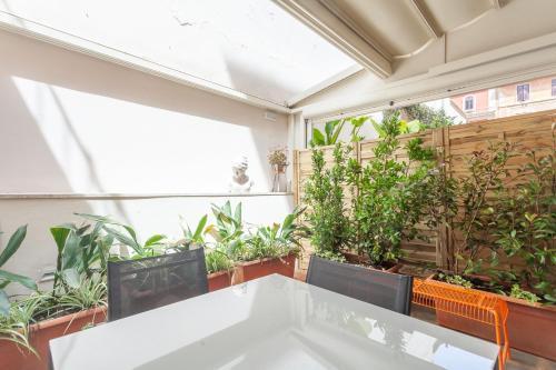 Vatican Vittoria Suites - Urban garden - Rooms - Vatican Museum - Tap to explore photos