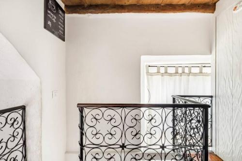 Trastevere Alley Apartment - Tap to explore photos