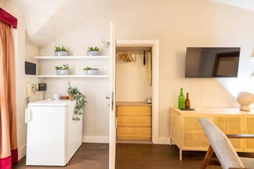 The Burgundy Nest Apartment Campo de' Fiori - Tap to explore photos