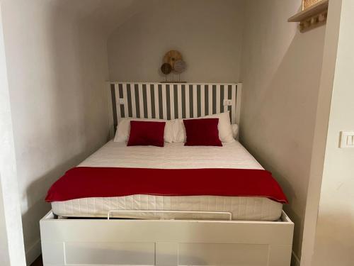 The Burgundy Nest Apartment Campo de' Fiori - Tap to explore photos