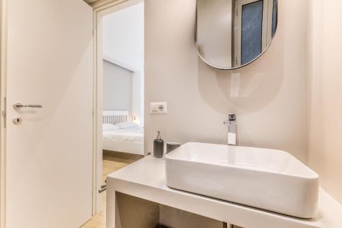 Umberto Central Suite 2 min to Termini & Metro - Tap to explore photos