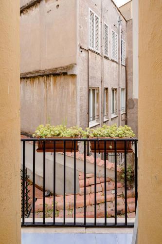 New! Spanish Steps Apartment with Balcony - Tap to explore photos