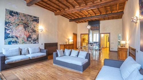 EasyTopStay - Piazza Venezia City View Charming Apt - Tap to explore photos