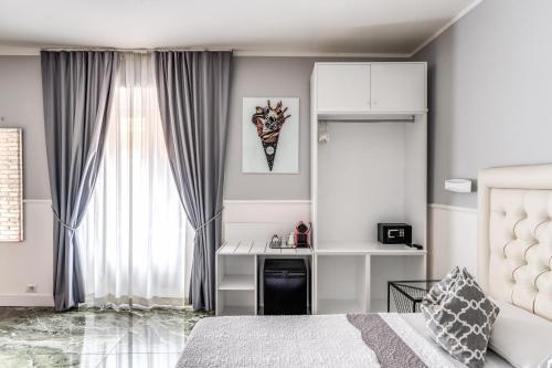 Spanish Step Dream Suites - Tap to explore photos