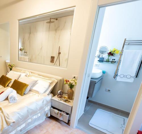 RosaM Suite - Via Veneto 15 min walk from Spanish Steps Top Floor Luxury Apartment - Tap to explore photos
