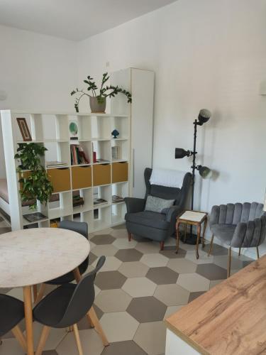Renovated studio near the Vatican - Tap to explore photos