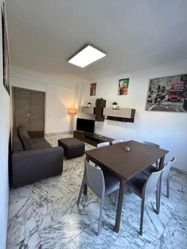 Prella House Roma 50 mt da Metro B Jonio - Tap to explore photos