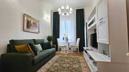 Val's Vatican Wall Apartment - Tap to explore photos