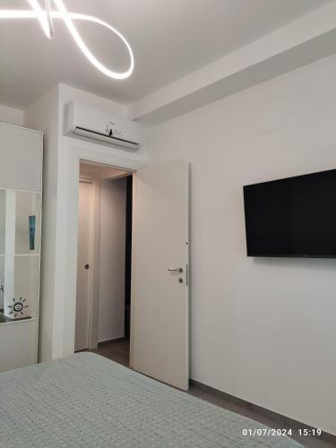 ROMAN'S HOUSE - Tap to explore photos