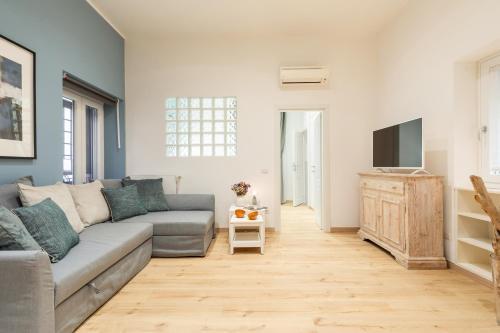 Trevi Fountain Boutique Apartment - Tap to explore photos