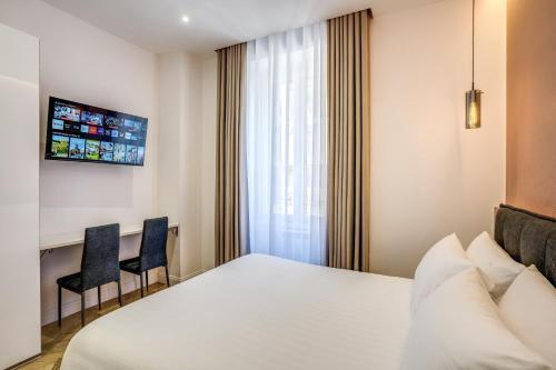 Vatican Eagle - Tap to explore photos