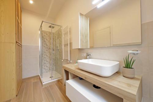 Prestigious Re di Roma Apartment - Tap to explore photos