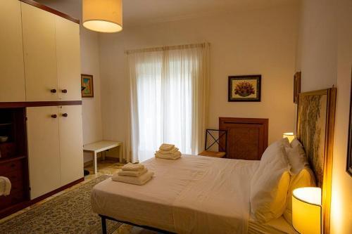 Dimora al Colosseo, 2 bedrooms - Tap to explore photos