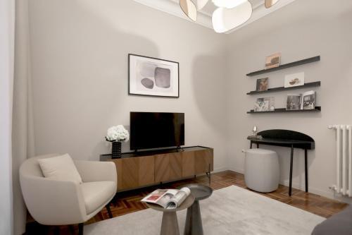 Piramide Deluxe Apartment - Tap to explore photos