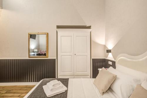 Smart LUX ROMA CENTRO - Tap to explore photos