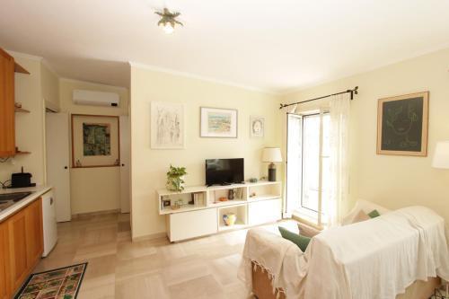 Pironti Flat - Tap to explore photos