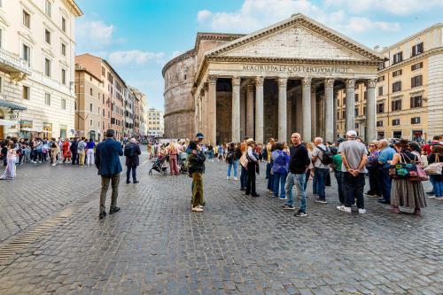 Luxury Apartments Pantheon Roma - Tap to explore photos