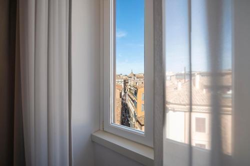 SJR Luxury Apartment Trevi Fountain - Tap to explore photos