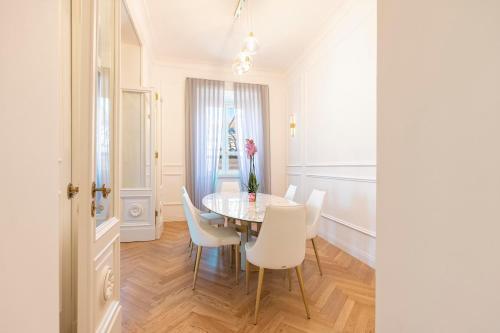 SJR Luxury Apartment Trevi Fountain - Tap to explore photos