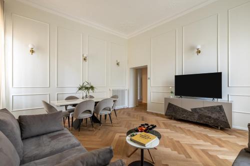 SJR Luxury Apartment Trevi Fountain - Tap to explore photos