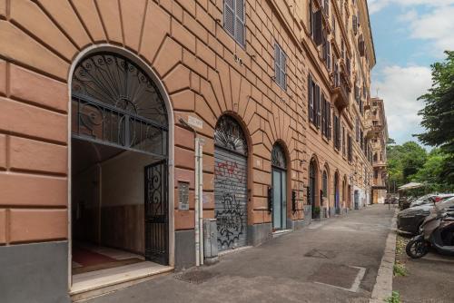 Trastevere Three Cozy Rooms - Tap to explore photos