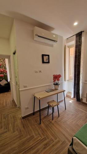 Susy's Guest House - Room Spagna - Tap to explore photos