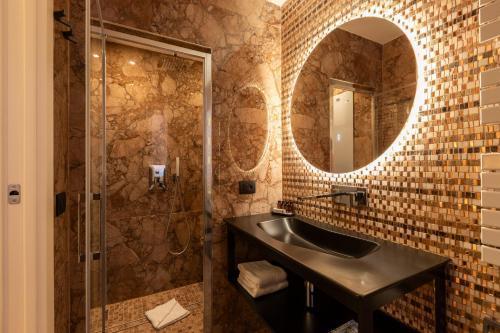 ROMAC Trinity with steam bath - Tap to explore photos
