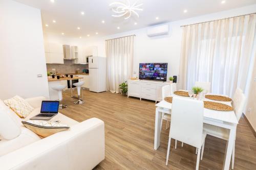 Noh Irnerio Modern 2 BDR Apt Huge Private Terrace - Tap to explore photos