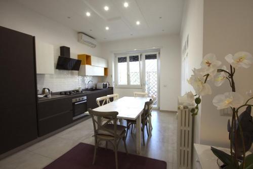 Piramide Holiday House - Tap to explore photos